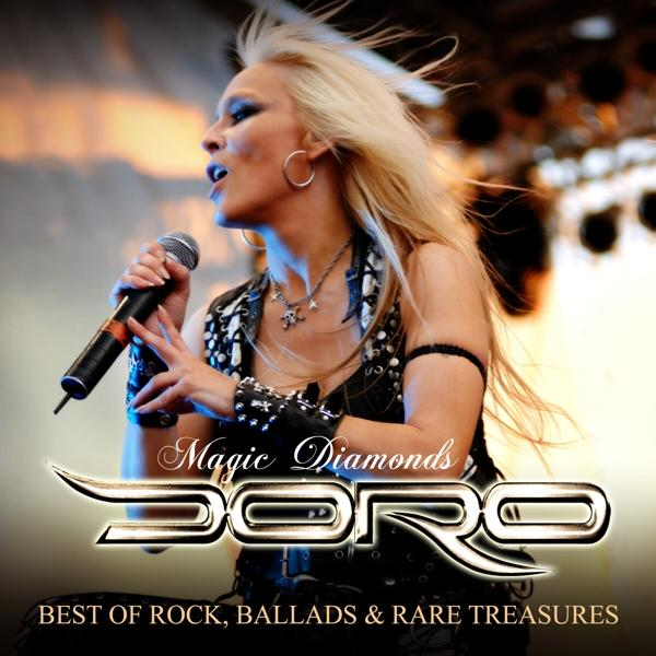 Blonde Frau singt in ein Mikrofon. Sie trägt eine schwarze Weste, Schmuck und hat lange Haare. Der Albumtitel Doro ist sichtbar.