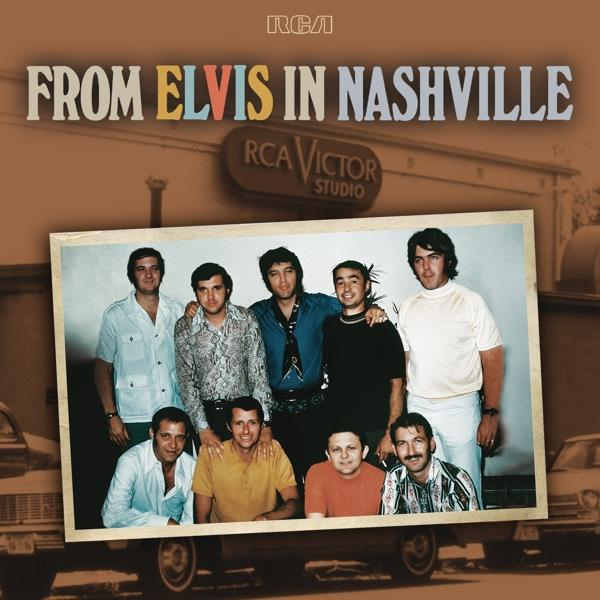 Albumcover: Elvis und eine Gruppe von Männern vor einem Gebäude, Text: From Elvis in Nashville.