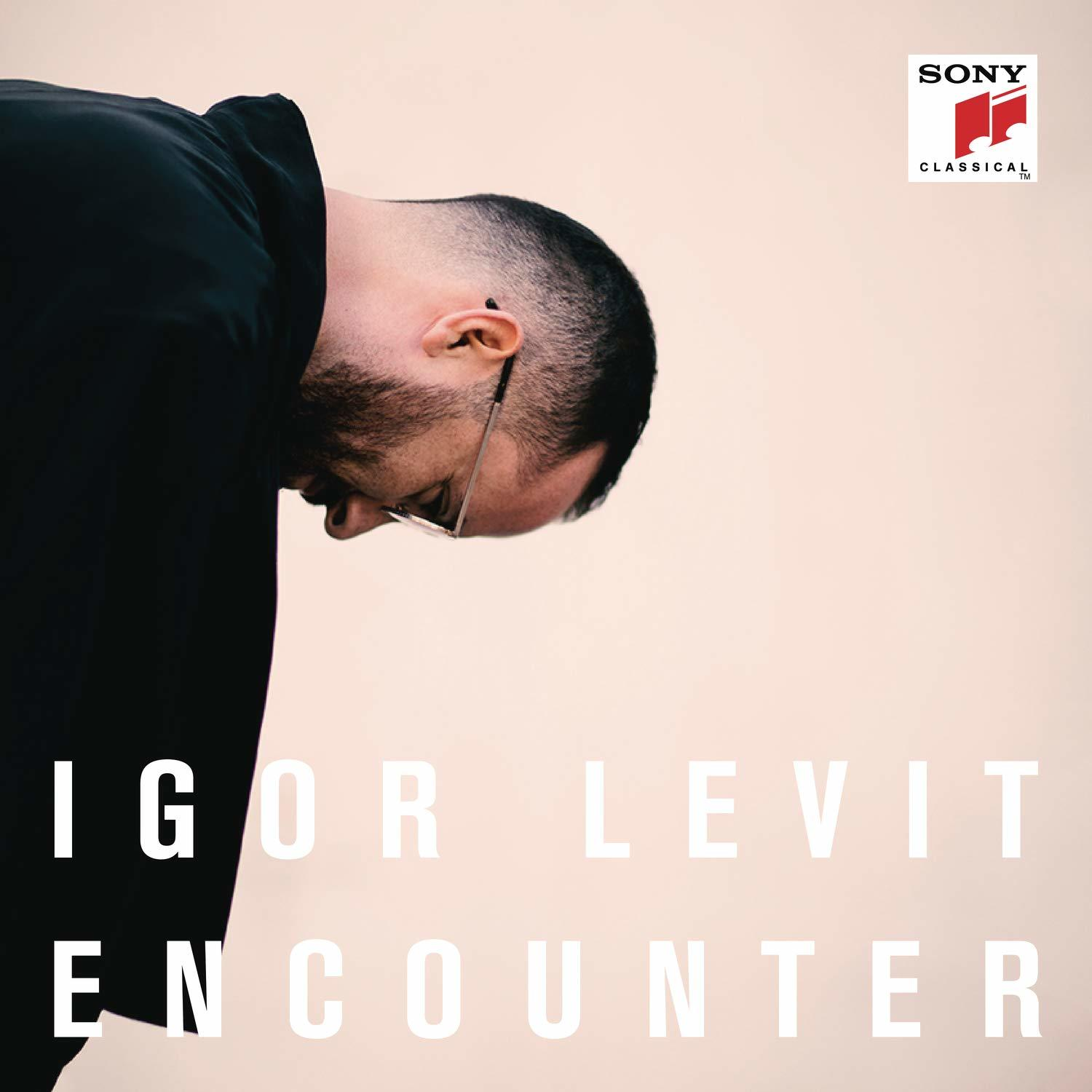 Albumcover für Igor Levit, mit einem Mann in schwarzer Kleidung, der nach unten schaut, weißer Hintergrund.