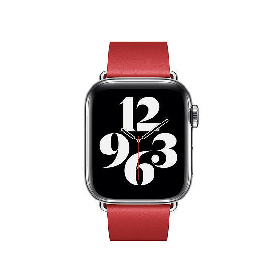 Apple Watch mit Edelstahlgehäuse und rotem Lederarmband, zeigt die Uhrzeit.