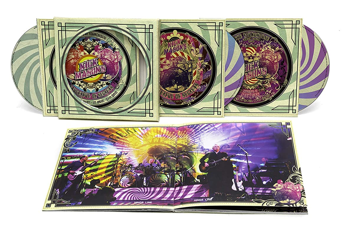CD-albumkészlet színes grafikával, kinyitva egy élő zenekart mutat a színpadon.