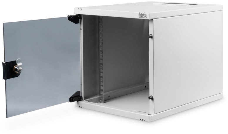 Ein weißer Metall-Server-Rack-Schrank mit offener Tür, die das Innere zeigt.