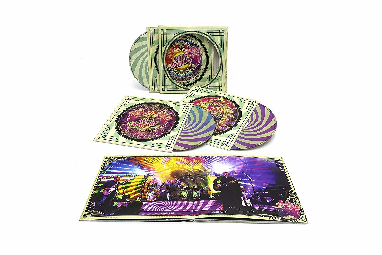 CD-készlet, 3 CD-vel és egy nyitott füzettel, amely egy zenekart mutat a színpadon.