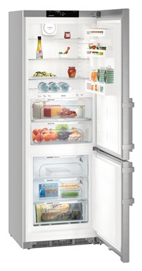 Refrigerador abierto, mostrando estantes con alimentos y un cajón inferior de congelador.