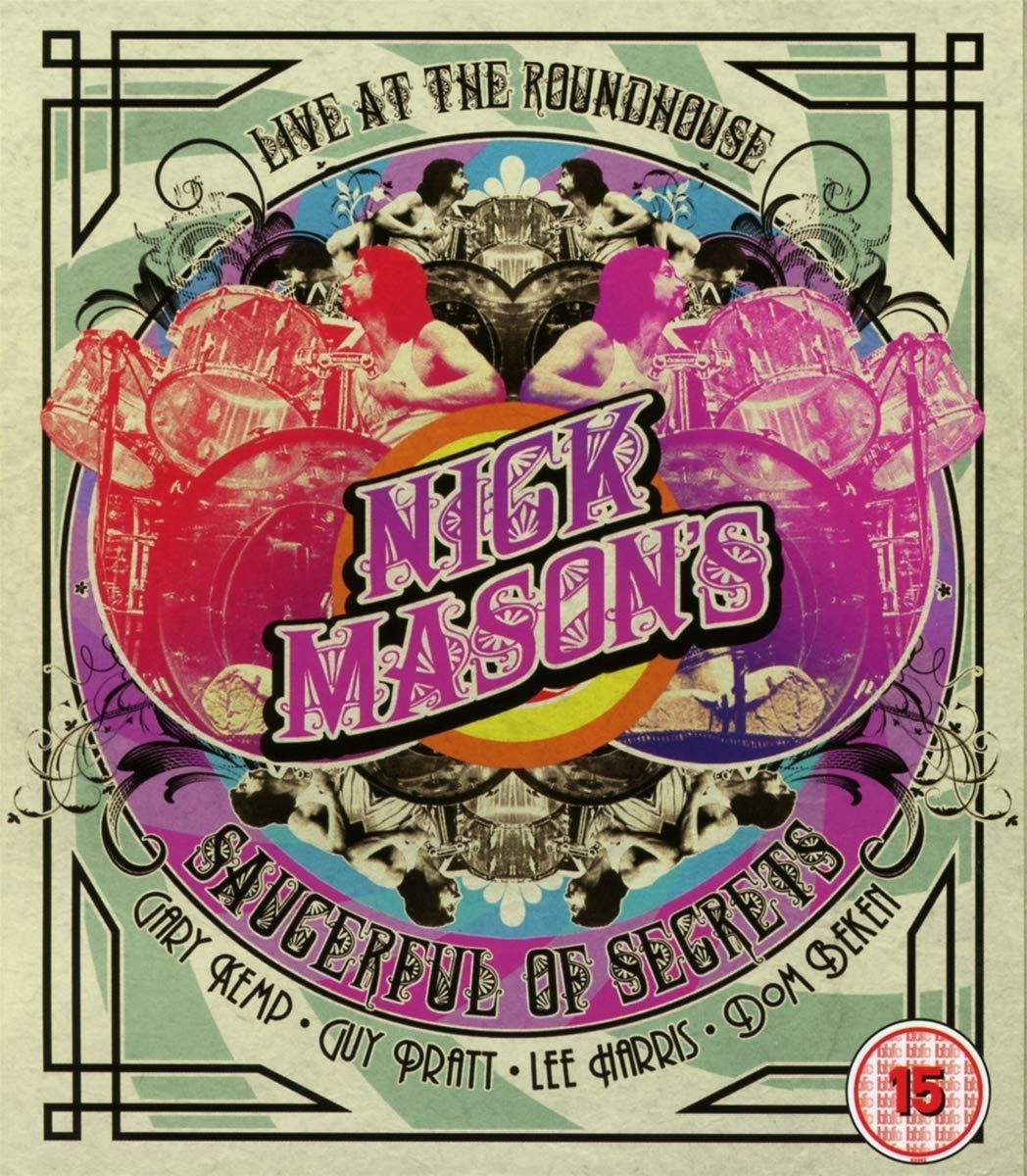 Nick Mason's Saucerful of Secrets DVD borítója. Műalkotás színes illusztrációval és retró stílussal.