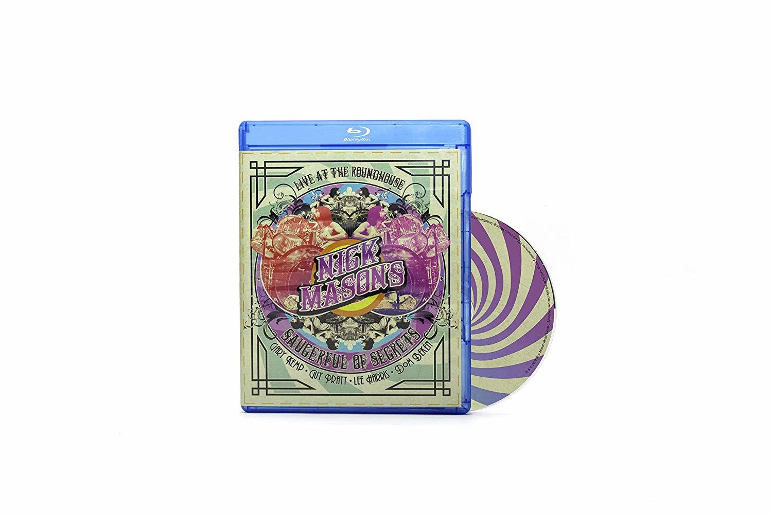 Kék Blu-ray tok és lemez. A borító színes dizájnnal rendelkezik szöveggel és képekkel.