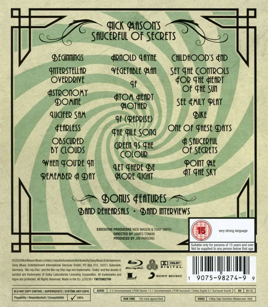 Egy Blu-ray tok hátoldala. Tartalmazza a számok listáját nevekkel és kreditekkel. Zöld és arany design.