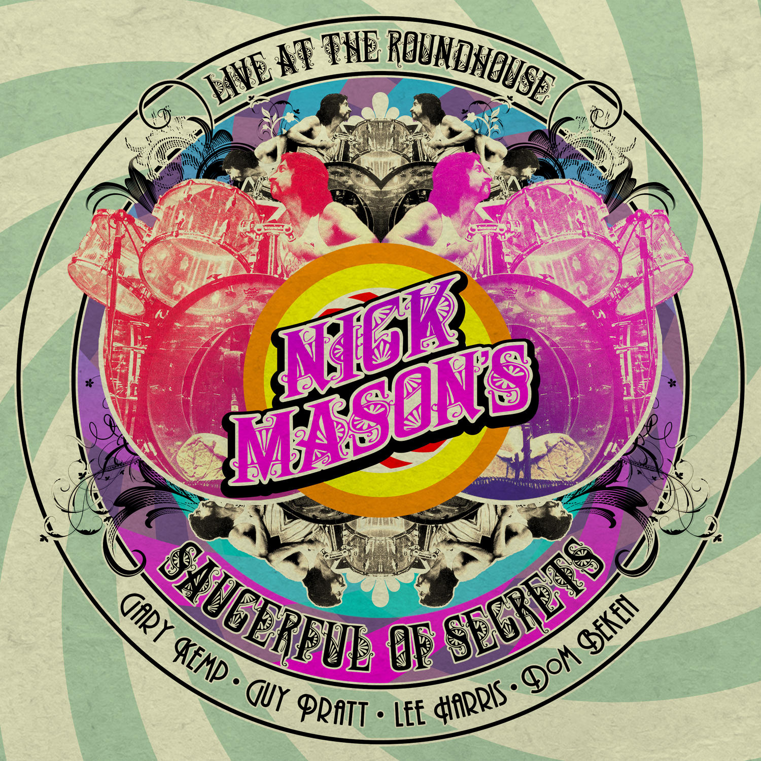 Nick Mason's Saucerful of Secrets album borító. Pszichedelikus design dobokkal, figurákkal és szöveggel.