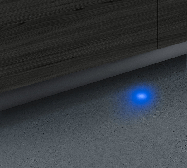 Ein blaues Licht strahlt von unten aus, wahrscheinlich eine Kontrollleuchte auf einer Oberfläche.