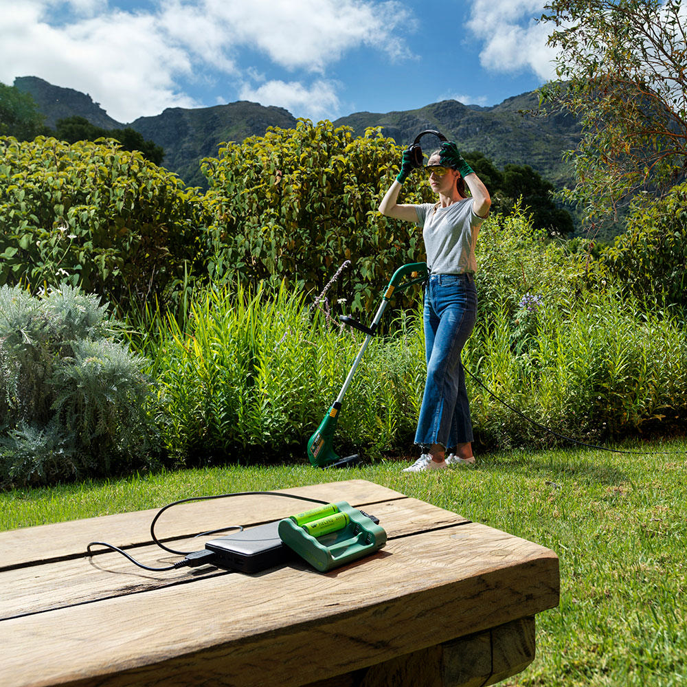 GP GoGreen USB Ladegerät Universal, NiMH, 4x 2100 mAh, Schwarz