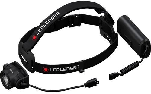 Fekete fejlámpa 'LEDLENSER' felirattal, akkumulátorral és töltőkábellel.