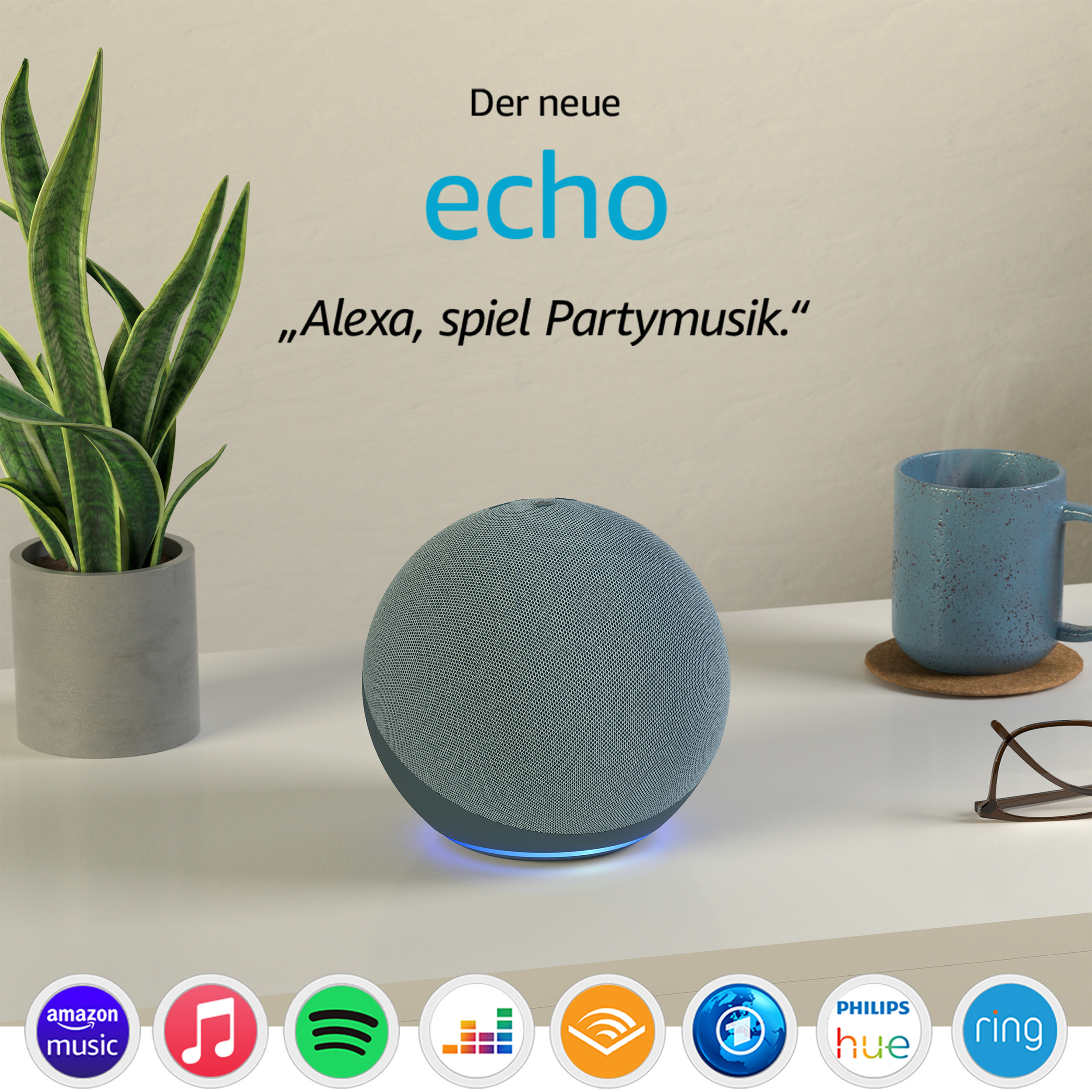 Grauer Smart Speaker mit dem Text 'echo' und blauem Licht. Weitere Logos von Diensten darunter.