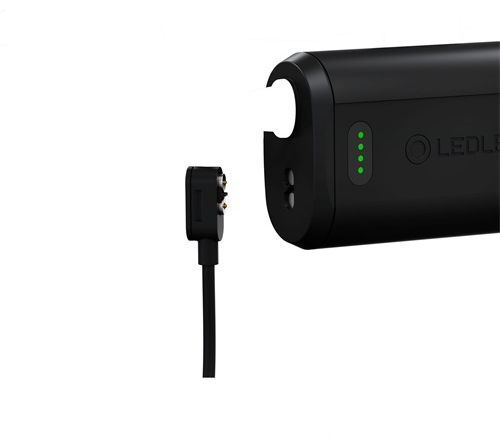 Fekete power bank csatlakoztatott töltőkábellel. A power bank LED-jelzővel rendelkezik.