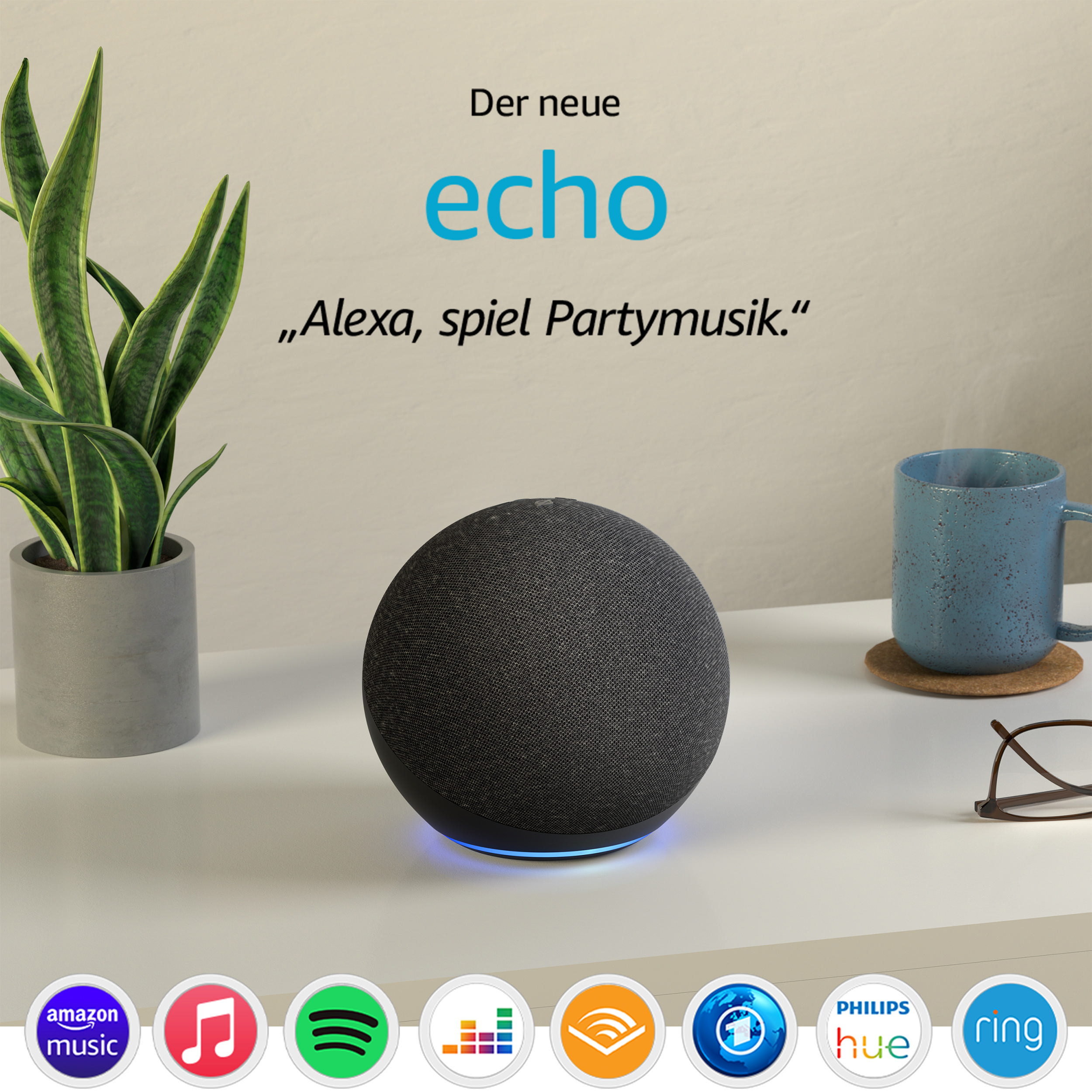 Ein schwarzer Smart Speaker mit blauem Licht, neben einer Tasse, mit Pflanze und Symbolen.