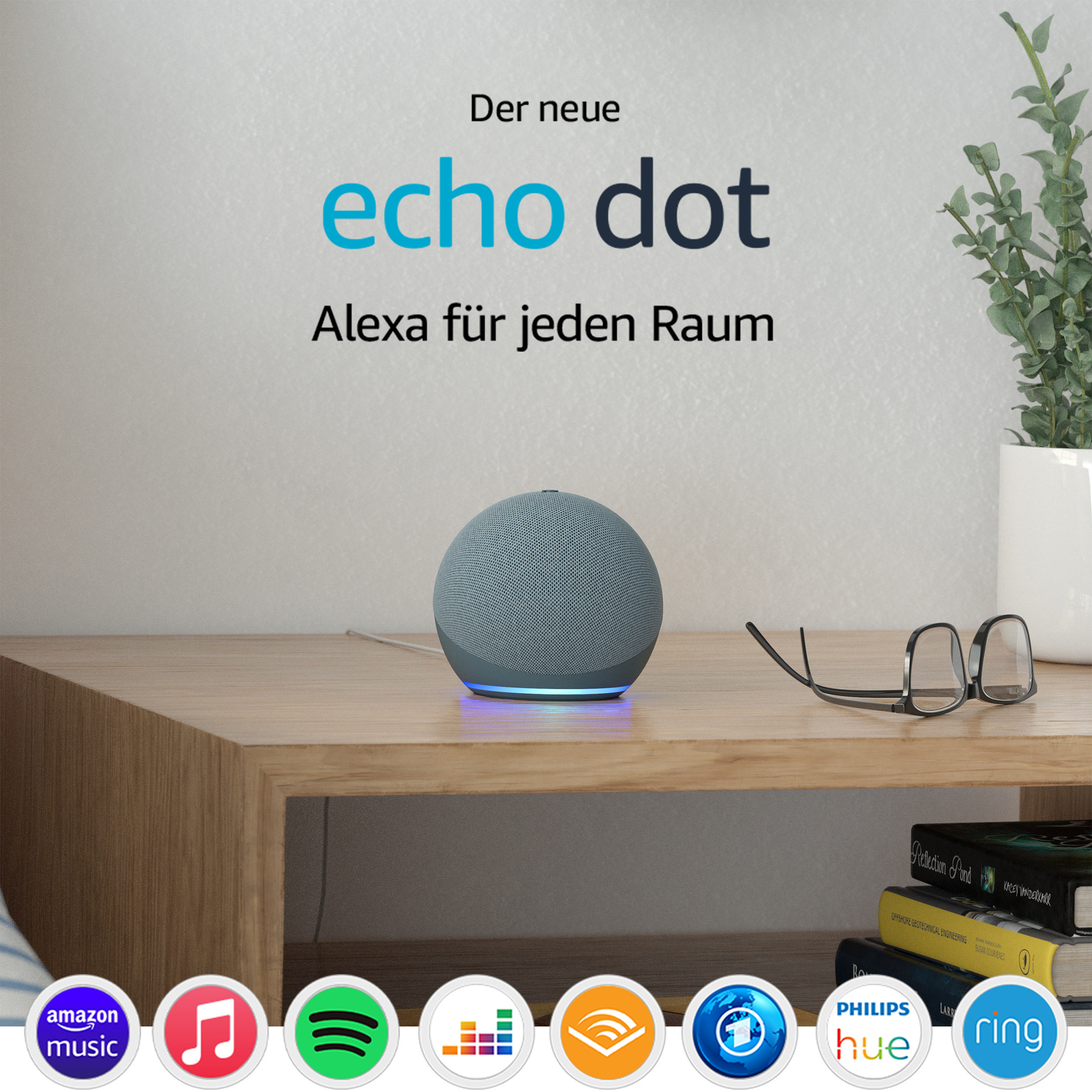 Ein Echo Dot-Lautsprecher auf einem Holztisch. Text oben sagt 'echo dot' und 'Alexa für jeden Raum'.