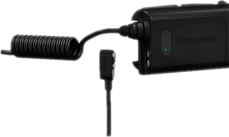 Fekete power bank kábellel és csatlakozóval. Zöld fényjelző. Fehér háttér.