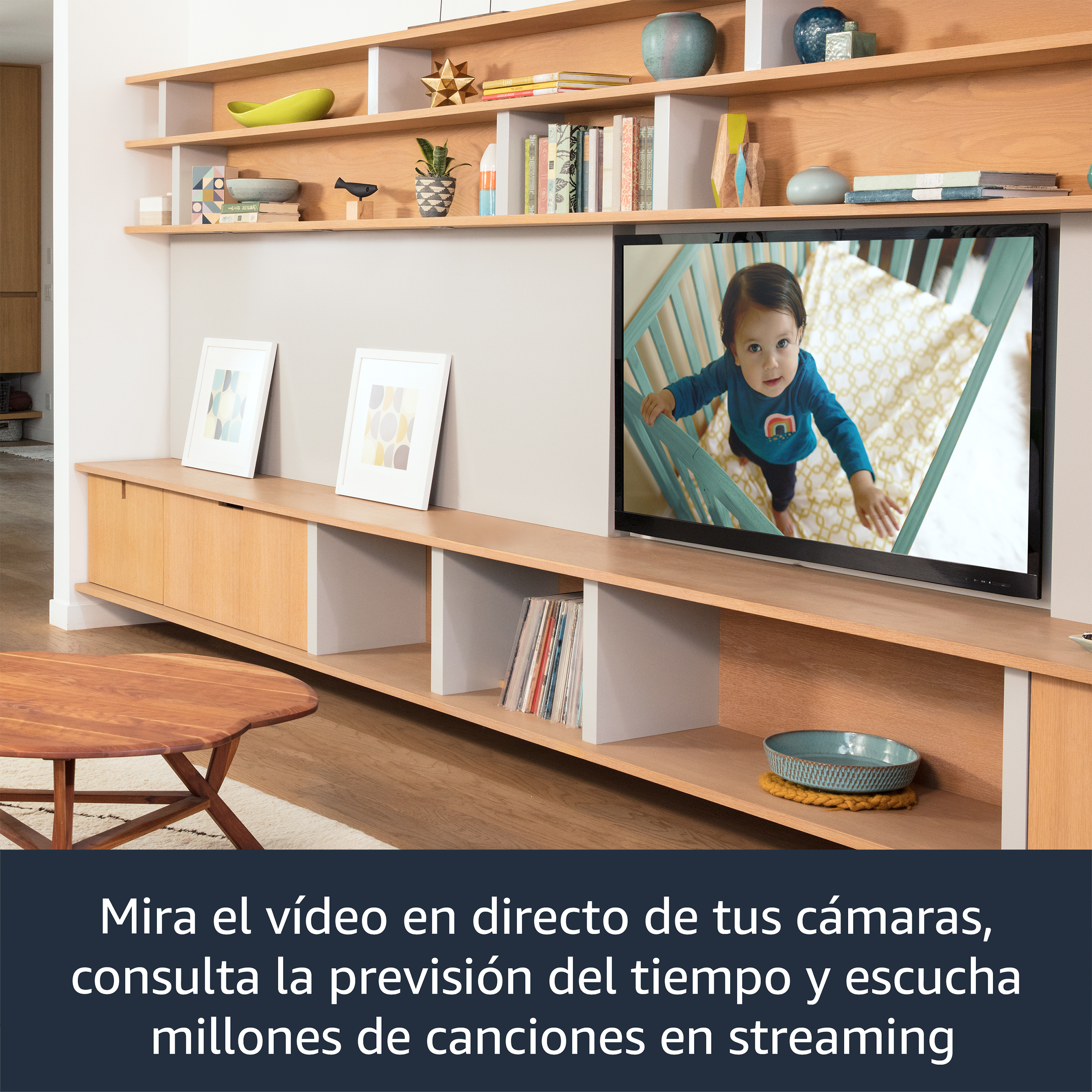 Salón con TV mostrando un bebé. Muebles de madera y una mesa de centro presentes.