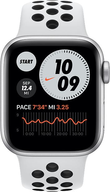 Apple Watch, amely az időt, a tempót és a távolságot mutatja, fehér szíjjal és fekete képernyővel. A számlap az időt és a Nike logót jeleníti meg.