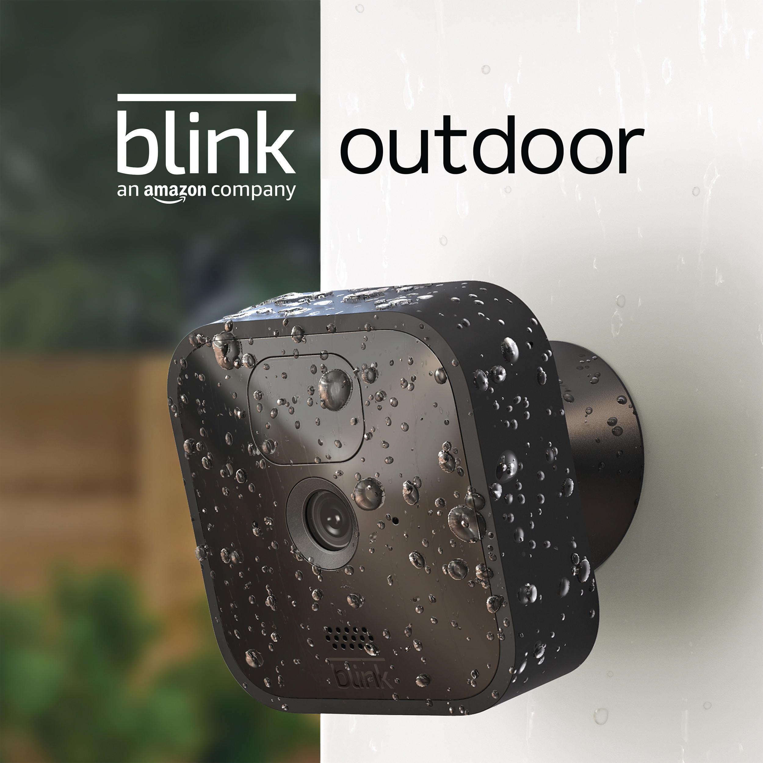 Schwarze Blink-Outdoor-Kamera mit Wassertropfen, an einer Wand montiert. Das Blink-Logo und 'outdoor' sind sichtbar.