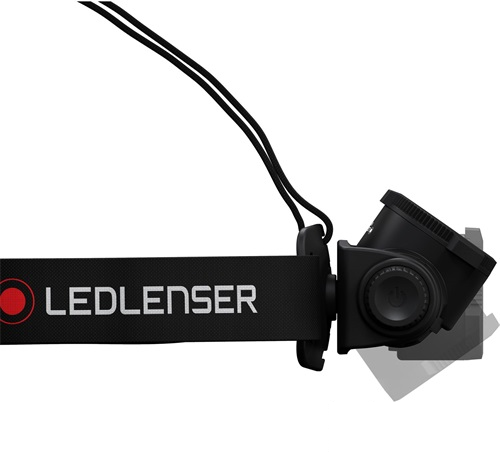 Fekete fejlámpa pánttal. A fejlámpa szögben áll, a Ledlenser logó látható.