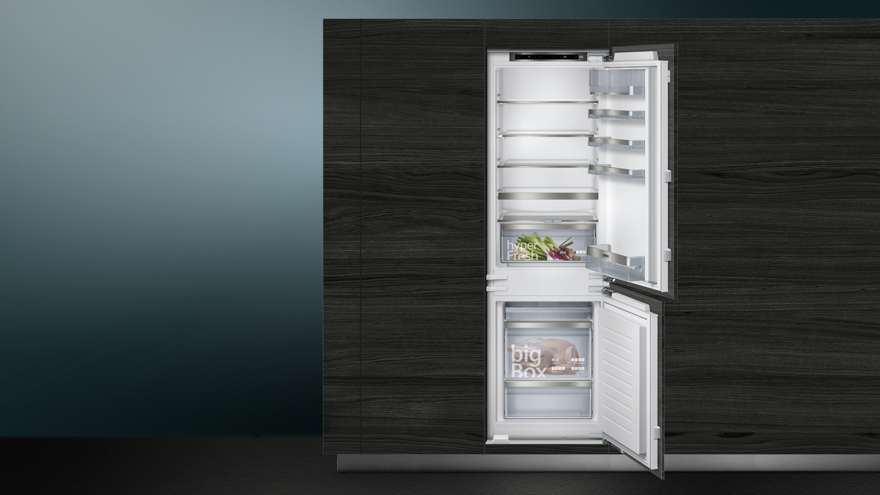 Kühlschrank mit offenen Türen. Inhalt sichtbar: Regale, Schubladen, Lebensmittel.