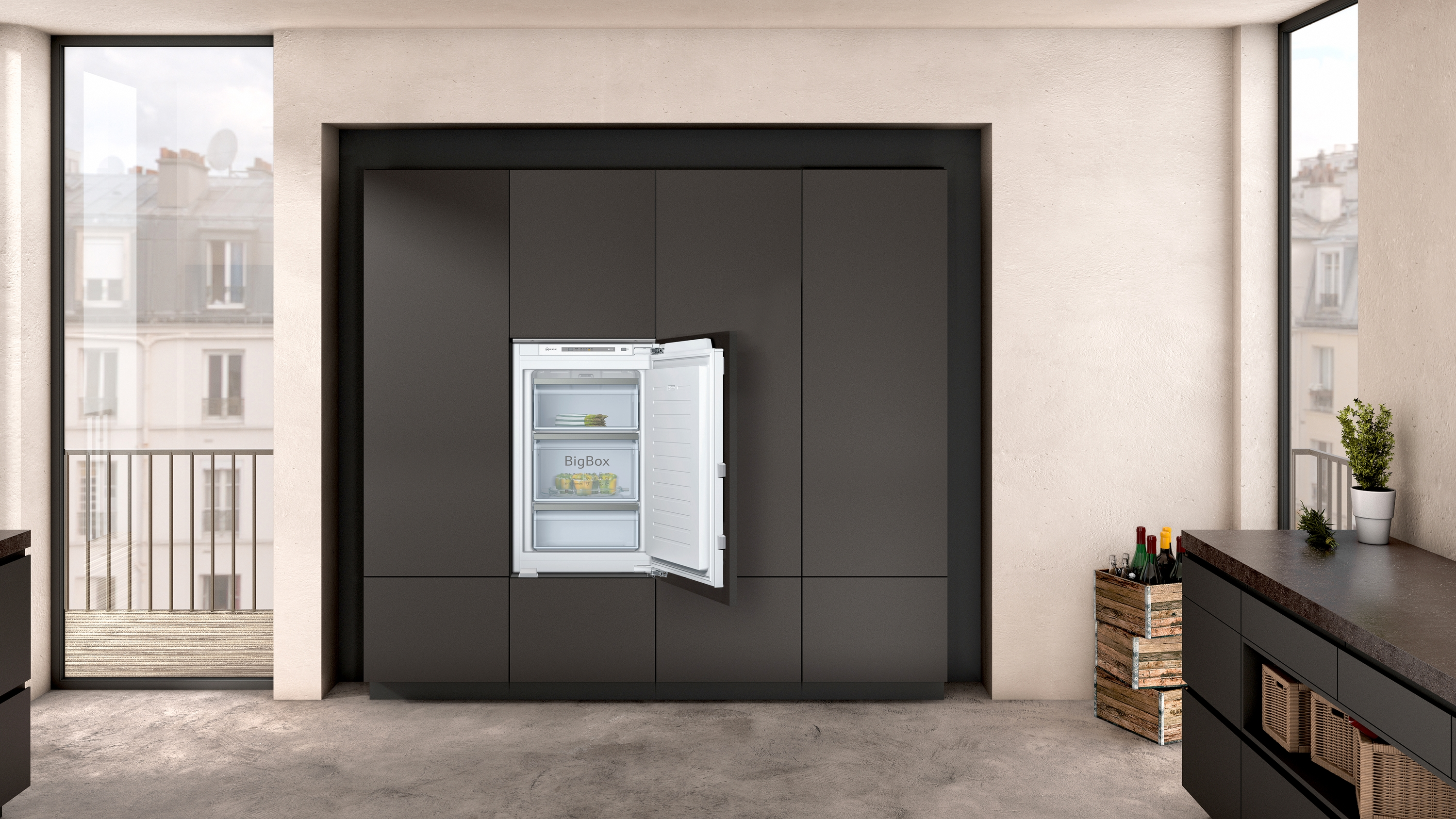 Innenaufnahme einer modernen Küche. Ein Kühlschrank mit offener Tür in einem dunklen Schrank.