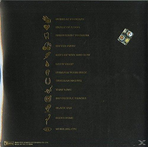 Egy album hátulja, arany színű dalszövegekkel fekete háttéren és egy matricával.