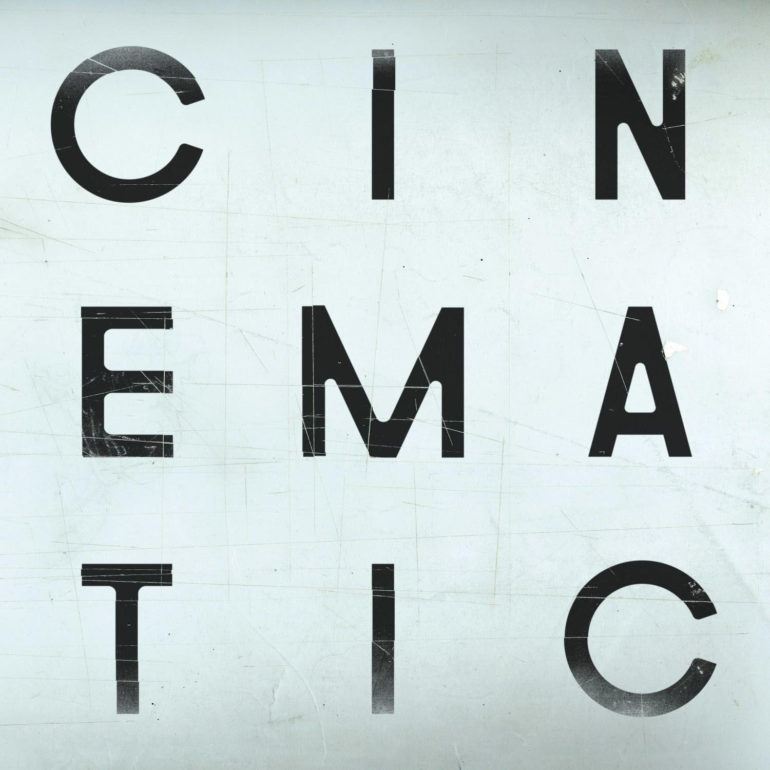 Text 'CINEMATIC' in fetten, schwarzen Buchstaben auf hellem, strukturiertem Hintergrund.