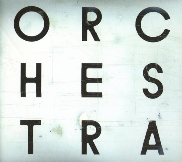 Ein weißer Hintergrund mit dem Wort ORCHESTRA, das in großen schwarzen Blockbuchstaben geschrieben ist.