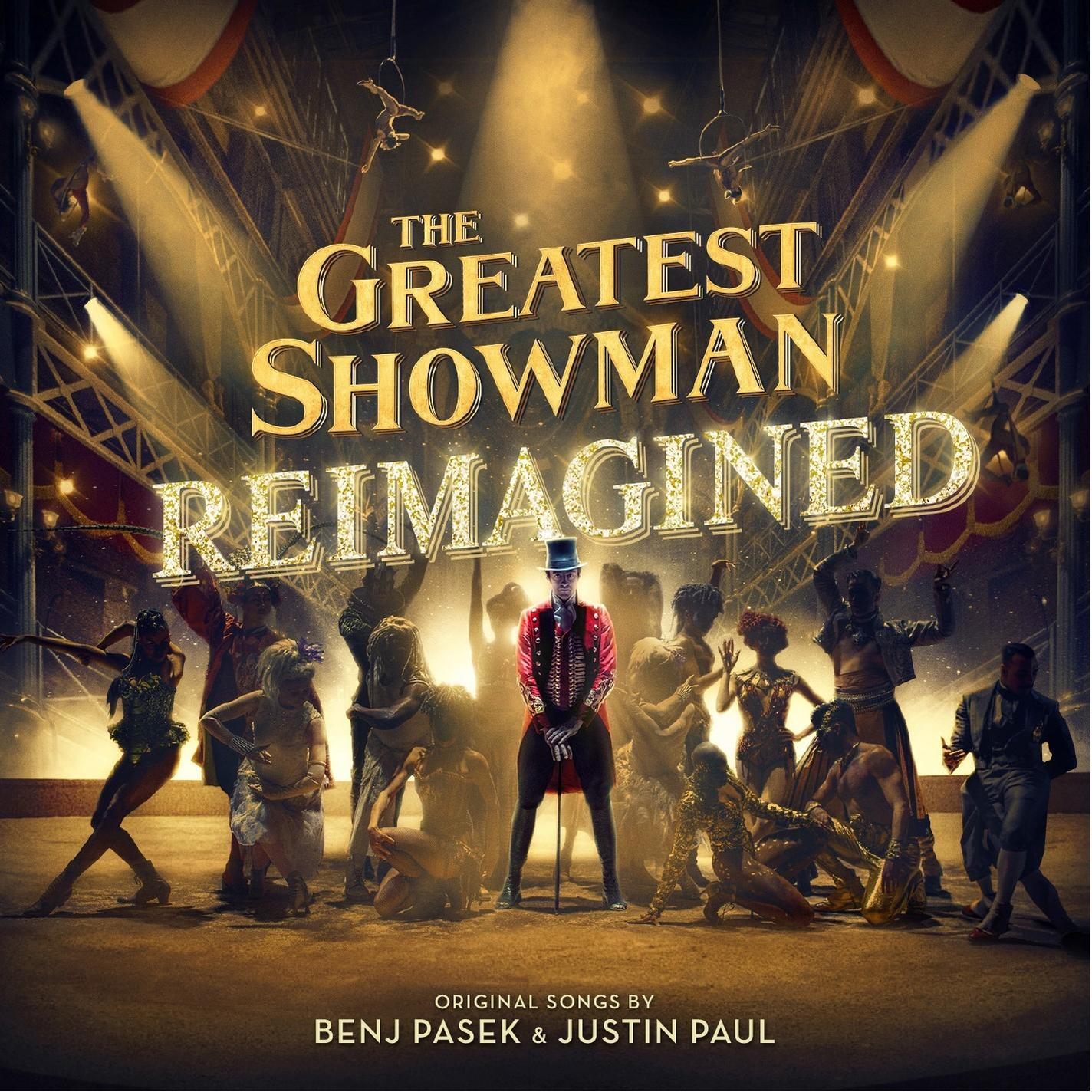A 'The Greatest Showman Reimagined' album borítója. Előadókkal, központi figurával és színpadi fényekkel.