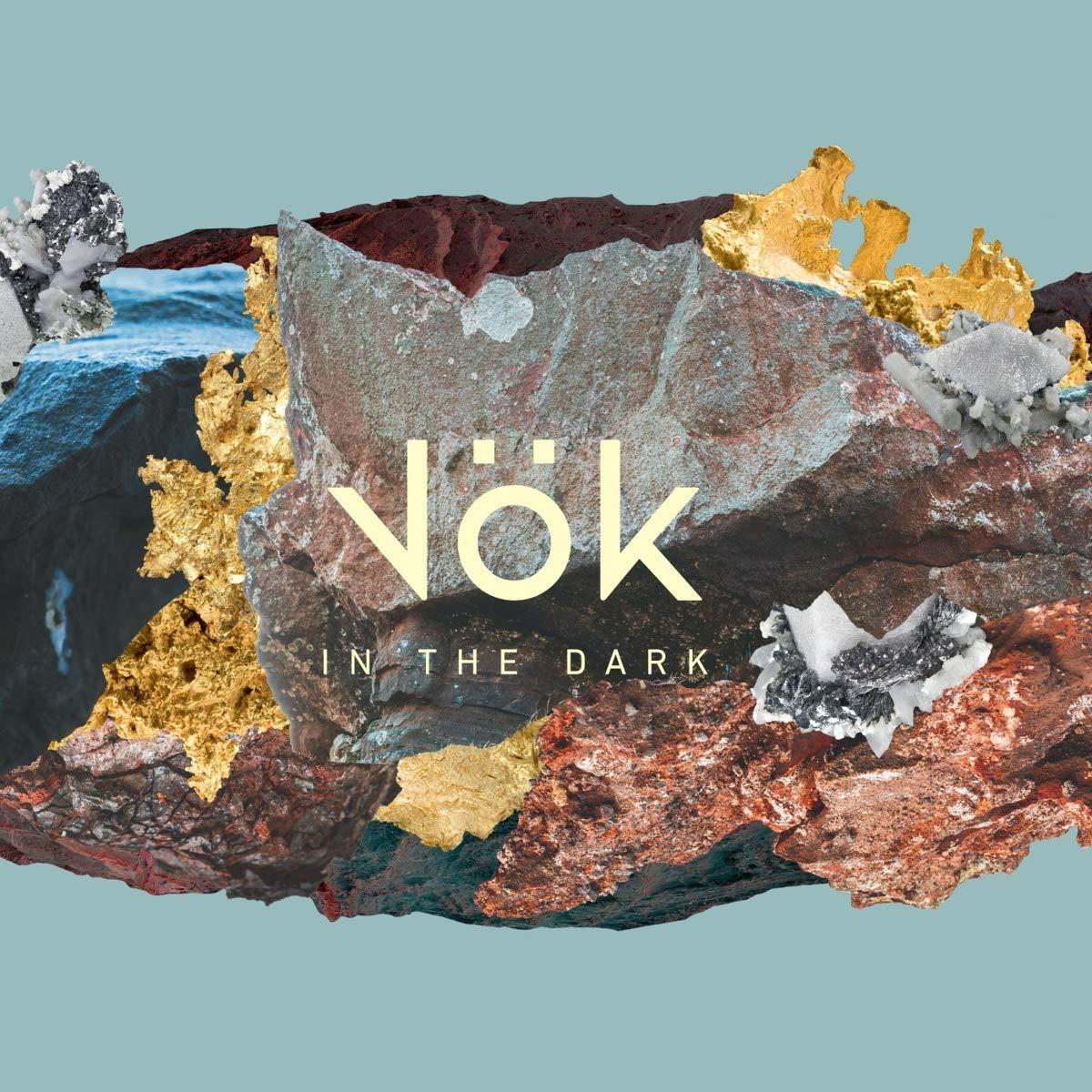 Albumcover mit einer Collage aus Felsen mit Gold- und Silberelementen auf blauem Hintergrund. Das Wort 'Vök' ist mittig.