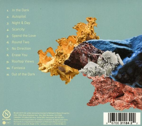 CD-Rückseite mit Titelliste und abstrakter Kunst.