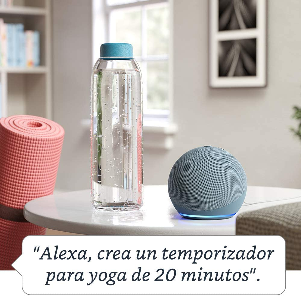 Esterilla de yoga, botella de agua y altavoz inteligente sobre una mesa. Burbuja dice "Alexa, temporizador".