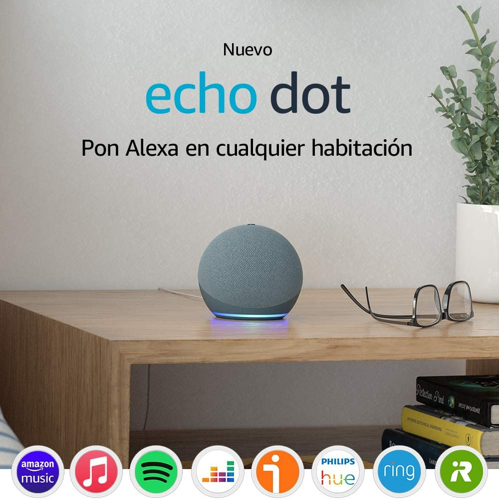Un Amazon Echo Dot en una mesa de madera, con texto en español e iconos de servicios de música.