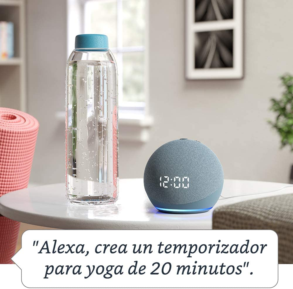 Un altavoz inteligente Echo Dot con una botella de agua y una esterilla de yoga en una mesa.