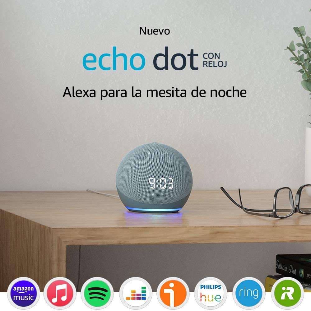 Pantalla del reloj Echo Dot en mesa de madera con otros objetos. Alexa para mesita de noche.