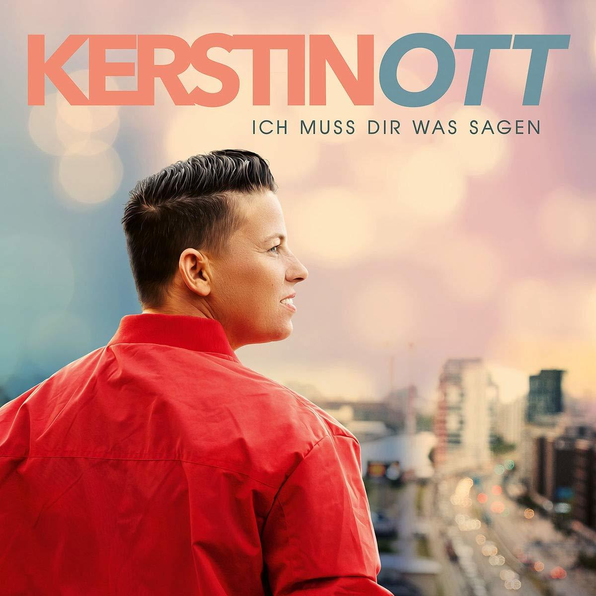Albumcover: Frau schaut zur Seite, trägt rotes Hemd, Stadt im Hintergrund, Text 'Kerstin Ott'.