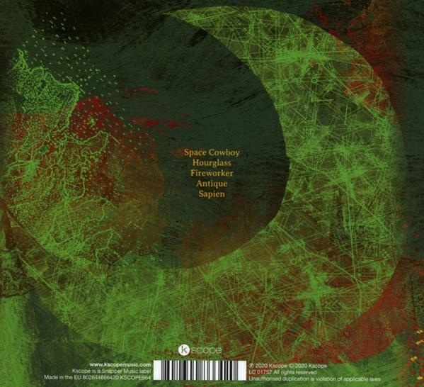 Rückseite einer CD mit grünem und rotem Design und Text auf dunklem Hintergrund.