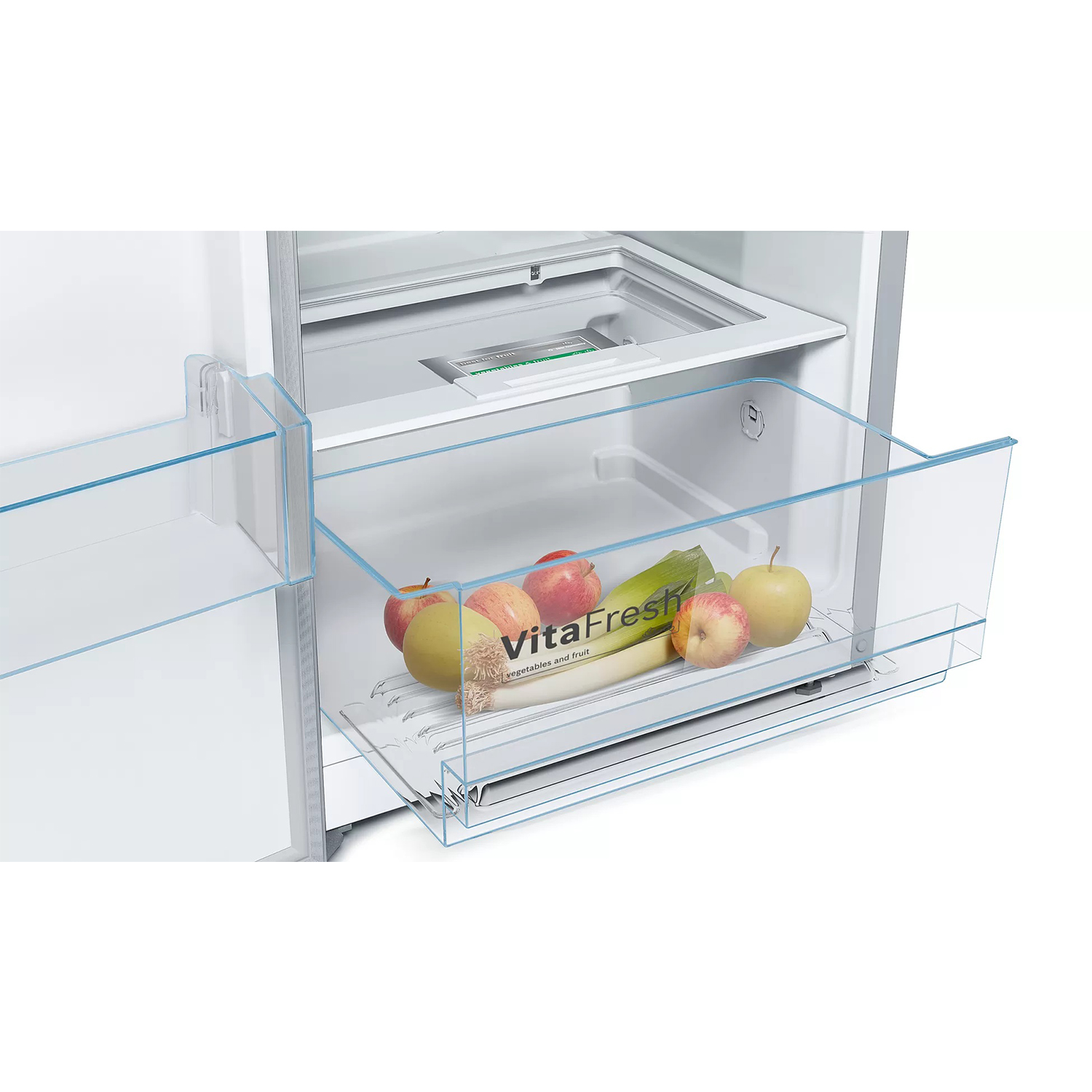 Cajón de refrigerador con manzanas, un plátano y verduras. El cajón es de plástico transparente.