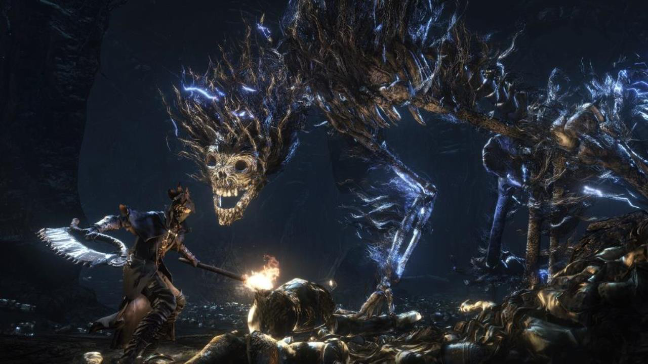 Un personnage combat un monstre dans une grotte sombre. Le monstre a un visage de crâne et une énergie bleue.
