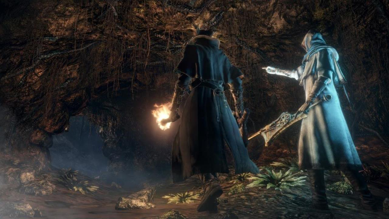 Deux personnages dans une grotte, un avec une torche, l'autre avec une arme. Sombre, mystérieux.