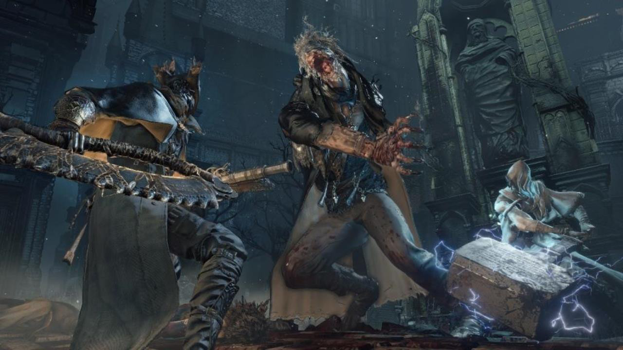 Deux personnages d'un jeu vidéo se battant avec des épées et des armes.