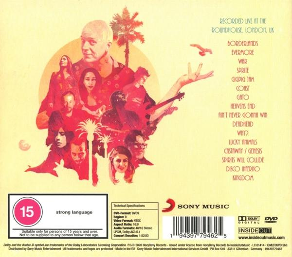 DVD-Hülle mit einer Gruppe von Personen, Text und einem Bewertungssymbol.