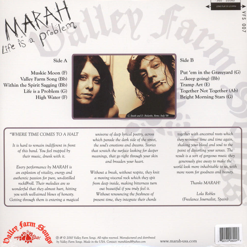 Albumcover mit zwei Personen in dunkler Umgebung. Text beschreibt die Musik.