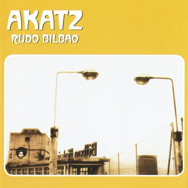 Albumcover für AKATZ Rudo Bilbao. Enthält ein Gebäude mit Straßenlaternen und gelbem Himmel.