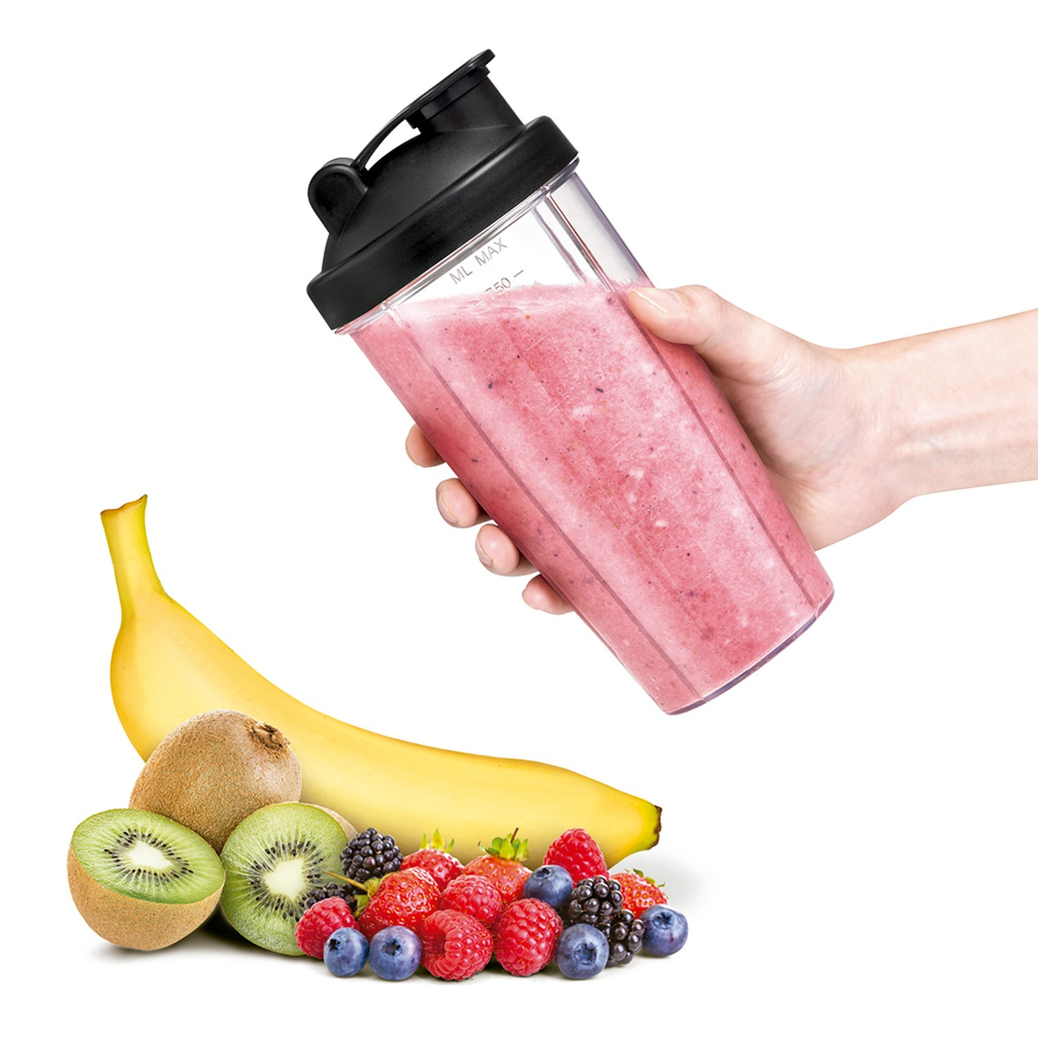 Una mano sosteniendo una licuadora transparente con un batido rosa junto a frutas: plátano, kiwi, bayas.