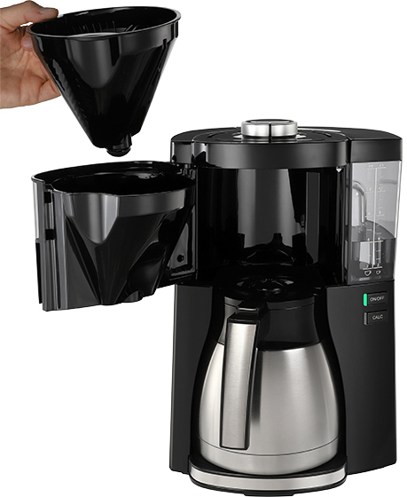 Macchina da caffè nera con filtro inserito. Brocca argentata. Spia verde acceso/spento.