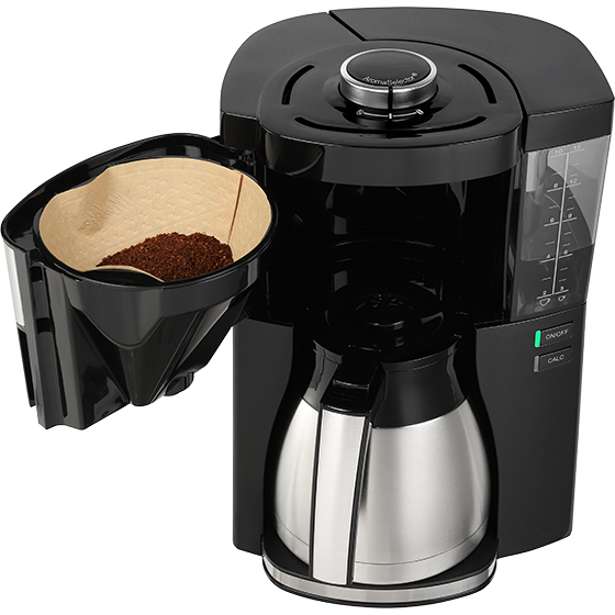 Macchina da caffè nera con filtro di carta, caffè macinato e caraffa.