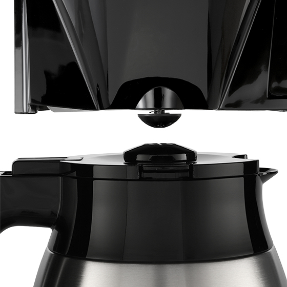 Primo piano di un coperchio nero della caffettiera e della caffettiera.