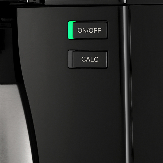 Macchina da caffè nera con pulsanti ON/OFF e CALC. Luce verde sul pulsante ON/OFF.